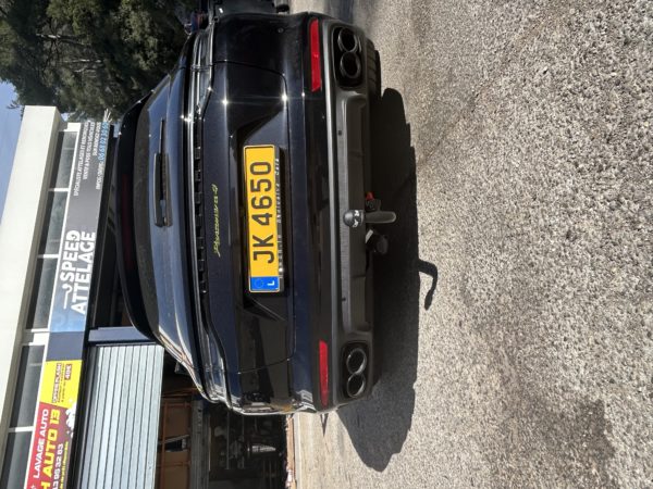 porsche-panamera-hybride-attelage-pose-ras!'